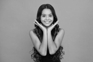 Mutlu kız yüzü, pozitif ve gülümseyen duygular. Tecrit edilmiş genç ve tatlı bir kız. Güzel bir çocuğun stüdyo portresi