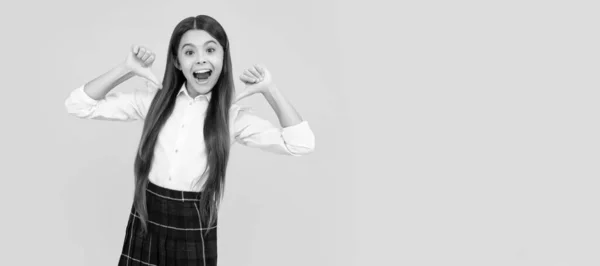 Glückliches Teenie Mädchen Schuluniform Voller Länge Zeigt Mit Dem Finger — Stockfoto