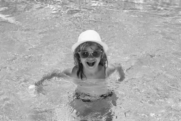 Cara Miúdos Engraçados Criança Salpicando Piscina Nadar Atividade Esporte Aquático — Fotografia de Stock