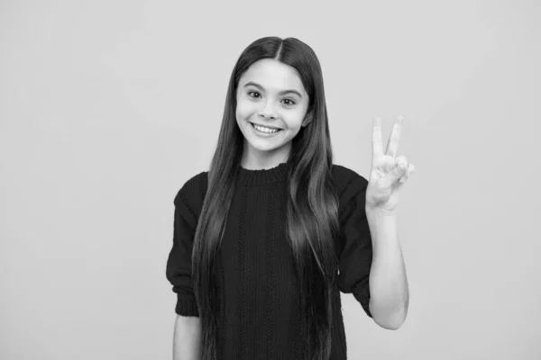 Lustige Teenager Kind Mädchen Zeigen Frieden Cool Zeichen Isoliert Über — Stockfoto