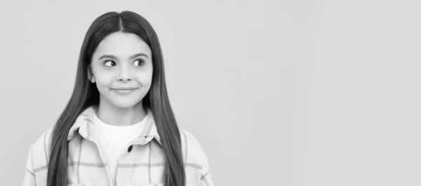 Verträumtes Teenie Mädchen Trägt Rosa Kariertes Hemd Hipster Kindergesicht Horizontales — Stockfoto