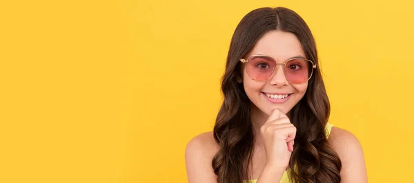Letní Párty Veselý Vtipálek Slunečních Brýlích Cool Dospívající Dívka Baví — Stock fotografie