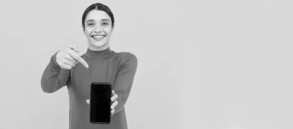 Menina Feliz Apontando Dedo Tela Smartphone Espaço Cópia Apresentação Retrato — Fotografia de Stock