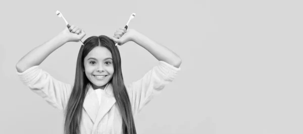 子供の頃の幸せ 朝のルーティン 子供は柔らかいナイトスーツを着てる 歯ブラシ付きの子供の女の子のバナー スタジオの肖像画 コピースペース付きヘッダー — ストック写真