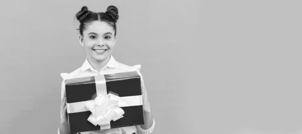 Fröhliches Schulkind Mit Geschenkbox Auf Blauem Hintergrund Geburtstag Mädchen Mit — Stockfoto