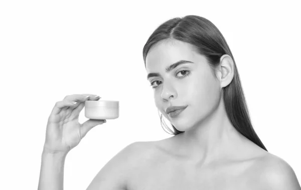 Junge Dame Zeigt Cremedose Für Gesichtshaut Isoliert Auf Weißem Hintergrund — Stockfoto