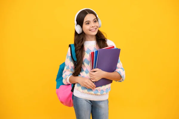 Κορίτσι Του Σχολείου Έφηβος Ετών Ακουστικά Και Βιβλία Απομονωμένο Φόντο — Φωτογραφία Αρχείου