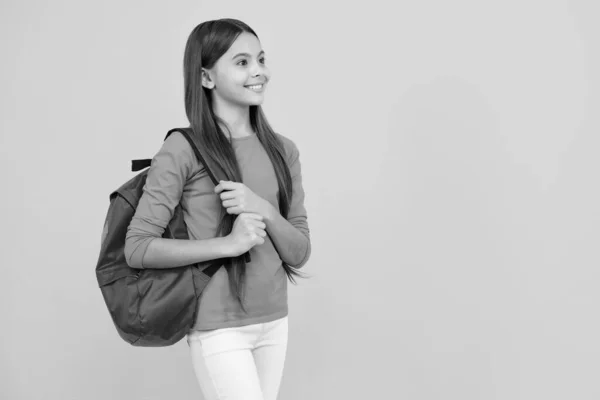 Mutlu Ergen Portresi Sırt Çantalı Kız Öğrenci Tecrit Edilmiş Genç — Stok fotoğraf
