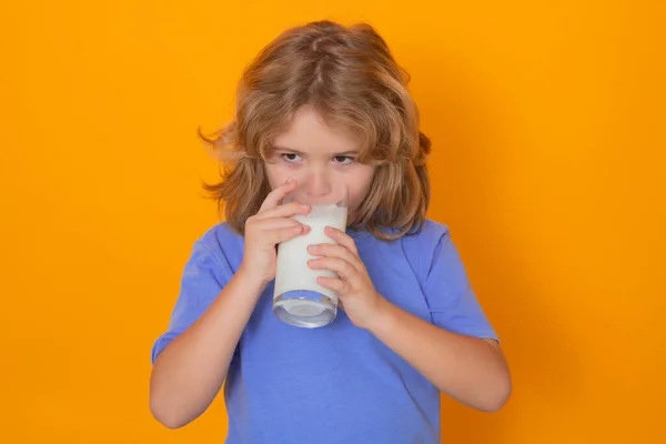 Bir Bardak Sütü Olan Çocuk Sarı Stüdyo Arka Planında Izole — Stok fotoğraf