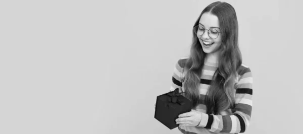 Happy Teen Girl Eyeglasses Hold Present Box Holiday Shopping Child — Stock Photo, Image