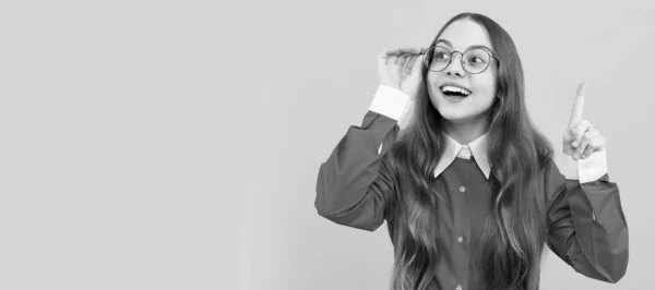 Kluge Idee Cleveres Mädchen Mit Brille Gelben Hintergrund Schulkind Mit — Stockfoto