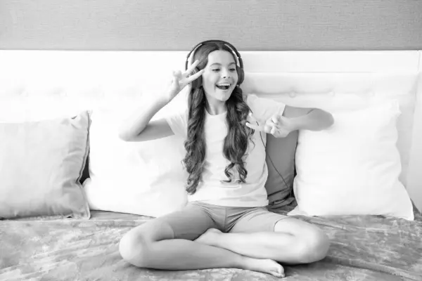 Teenager Girl Headphones Relax Bed Home Using Headphones Singing Happy — Fotografia de Stock
