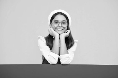 Genç kız bilgilendirme için boş bir yer tutuyor. Reklam ve satış. Piyasalar ve dükkanlar satış konsepti, fotokopi alanı için boş tahta. Mutlu yüz, pozitif ve gülümseyen genç kız duyguları