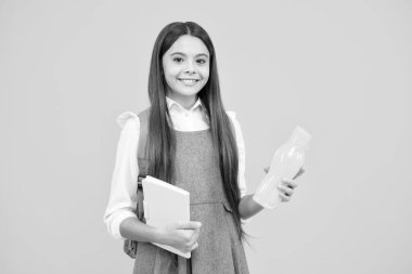 Okula dönelim. Bir şişe suyla liseli kız. İçki rejimi. Genç öğrenci.