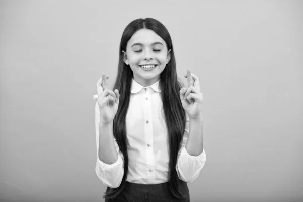 Nastoletnie Dziecko Trzymające Kciuki Szczęście Portret Wesołej Dziewczyny Modli Się — Zdjęcie stockowe