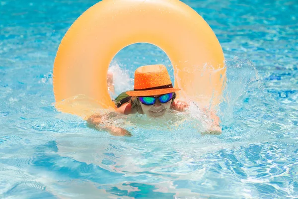 Мальчик Бассейне Надувным Игрушечным Кольцом Дети Плавают Летних Каникулах Плавать — стоковое фото