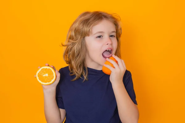 Vitamine Gezond Fruit Voor Kinderen Hij Eet Oranje Studio Studio — Stockfoto
