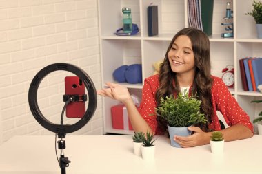 Çocuk video kaydedicisi telefonda video blogu yapıyor. Web günlüğü ve vlog. Genç kız blogger etkileyicisi sosyal medya için video kaydediyor. Mutlu kız yüzü, pozitif ve gülümseyen duygular