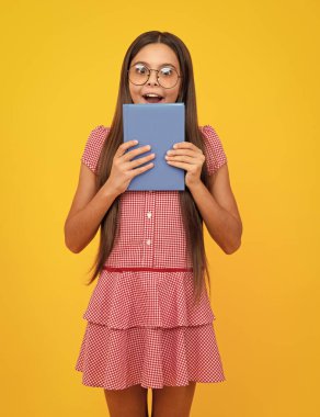 Şaşırmış genç kız. Okula dönelim. Kitaplı liseli bir kızın portresi. Çocuk okulu ve eğitim konsepti. Öğrenci kız. Heyecanlı bir ifade, neşeli ve mutlu.