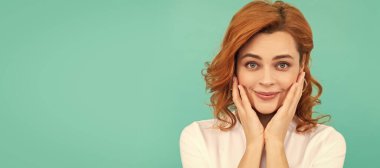 İzole edilmiş yüz portresi, fotokopi alanı olan pankart. Cilt bakımı. Kıvırcık saçlı ve mükemmel ciltli gülümseyen kadın. güzellik ve moda