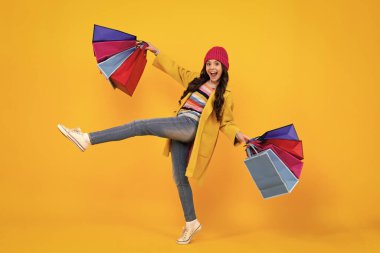 Şaşırmış bir genç. Gençler alışveriş torbasının tadını çıkarıyor. Moda tarzı bir çocuk. Çocuk kız alışverişe gitmeye hazır. Heyecanlı genç kız