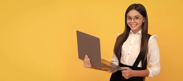 Glimlachend Kind Schooluniform Bril Studie Laptop Computer Visie Syndroom — Stockfoto