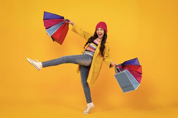 Fantastisk Tonåring Tonåring Hålla Shoppingväska Njuter Försäljning Mode Stil Trendiga Stockbild