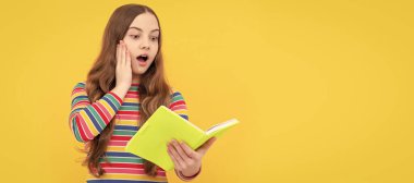 Şaşkın kız çocuğu okul kitabı sarı arka plan, eğitim okudu. Liseli kız öğrencinin yatay izole edilmiş posteri. Liseli kızların afiş başlığı fotokopi alanı