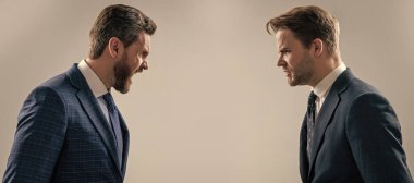 İnsan yüzü portresi, fotokopi alanı olan pankart. İki kızgın iş adamının yüz yüze bağırışları iş rekabeti ve çelişki yaratıyor