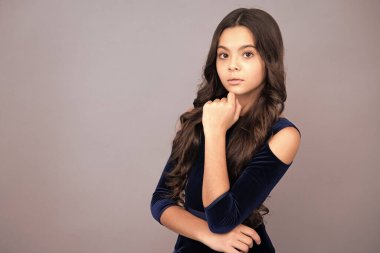 Gri arka planda izole edilmiş Kafkas ergen kız çocuğunun duygusal portresi