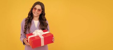 Child girl gift. concept of shopping. sale and discount. surprise for her. Kid girl with gift, horizontal poster. Banner header with copy space