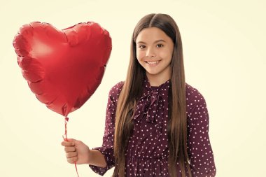 Mutluluk çocuklar ve aşk konsepti. Kırmızı kalpli romantik genç kız, dünya kalbi günü, mutlu sevgililer günü. Mutlu gülümseyen genç kızın portresi.