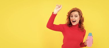 Güzellik ürünü. Günlük alışkanlıklar ve kişisel bakım. Kızıl saçlı kadın kozmetik ürünleri sunuyor.