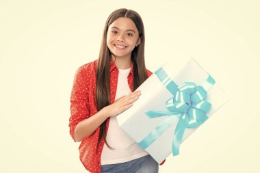 Hediye kutusu olan ergen bir çocuk. Tatil hediyesi. Mutlu yıllar, Sevgililer Günü, Yeni Yıl ya da Noel. Çocuk hediye kutusunu tut. Mutlu gülümseyen genç kızın portresi.