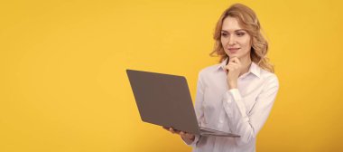 e-postayı kontrol et Serbest çalışan bir kadının blog 'unu internete koymayı düşünüyorum. kopyalama alanı. İş kadını. İzole edilmiş yüz portresi, taklit alanı olan pankart