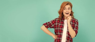 Kıvırcık saçlı, kareli gömlekli mutlu bir kızıl kadın. Duyguları var. İzole edilmiş yüz portresi, kopyalama alanı oluşturulmuş pankart