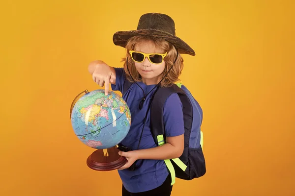 Sırt Çantalı Kameralı Çocuk Turistler Sarı Stüdyo Arka Planında Dünyayı — Stok fotoğraf