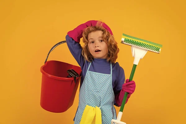 Ένα Μικρό Παιδί Καθαρίζει Στο Σπίτι Παιδί Κάνει Δουλειές Του — Φωτογραφία Αρχείου