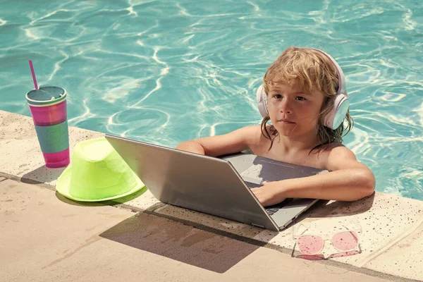 Sommaraffärer Fjärrkontroll För Barn Arbetar Laptop Poolen Liten Affärsman Som — Stockfoto