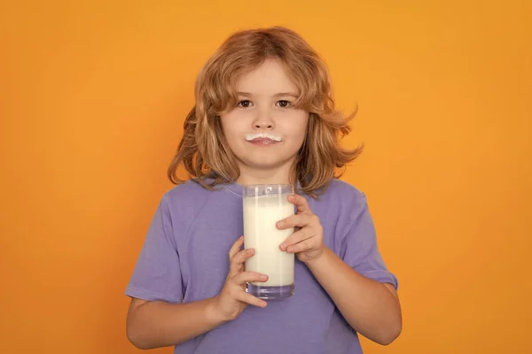 Çocuklar Için Kalsiyum Protein Içeren Sağlıklı Bir Içecek Küçük Çocuk — Stok fotoğraf
