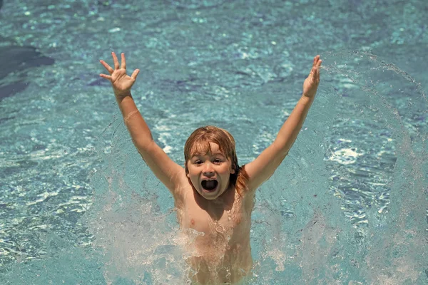 有趣而兴奋的小男孩在游泳池里放松 暑假在热带度假胜地玩得开心 — 图库照片