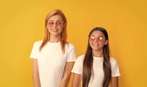 Chicas Jóvenes Gafas Graduadas Retrato Niño Feliz Mamá Expresar Emociones —  Fotos de Stock