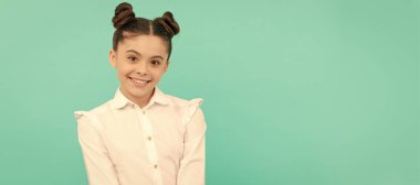 Öğrenmek asla bitmez. İlkokul çocuğu. Kız çocuğu mavi arka plan. Okula dönelim. Çocuk yüzü, yatay poster, izole edilmiş genç kız portresi, fotokopi alanı olan pankart