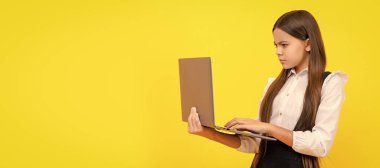 Video dersi alan meşgul bir çocuk. Genç kız blog yazmak için dizüstü bilgisayar kullanıyor. Çevrimiçi eğitimde webinar. Okula dönüyorum. Modern iletişim. e-postayı kontrol et İnternette çocuk eğitimi. Bilgisayarda okul günlüğü yazılıyor.