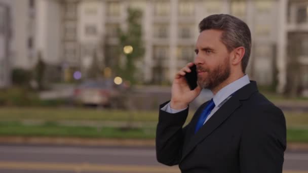 Kaukasische Man Heeft Zakelijke Telefoongesprekken Buiten Video Van Een Man — Stockvideo