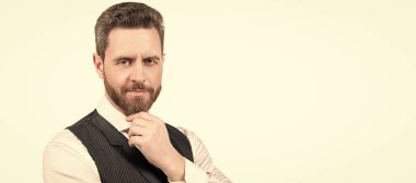 İnsan yüzü portresi, fotokopi alanı olan pankart. Gülümseyen, sakallı, beyaz arka planda soyutlanmış zarif bir adam.