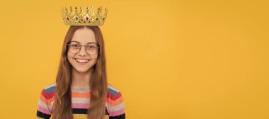 Gözlüklü mutlu çocuk sarı arka planda kraliçe tacı takıyor, zafer. Çocuk kraliçe prenses taçlandırılmış yatay poster tasarımı. Başlık, kopyalama alanı