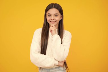 Stüdyonun arka planında izole edilmiş genç bir kızın portresi. Çocukluk yaşam tarzı konsepti. Kopyalama alanı oluştur