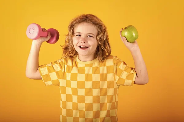Çocuk Spor Egzersizleri Sağlıklı Çocuk Hayatı Spor Anlayışı Dambıllarla Çalışan — Stok fotoğraf