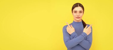 Kadın portresi, fotokopi alanındaki sarı arka planı işaret ediyor. İzole edilmiş yüz portresi, afiş başlığı posteri ve kopyalanmış kopya alanı